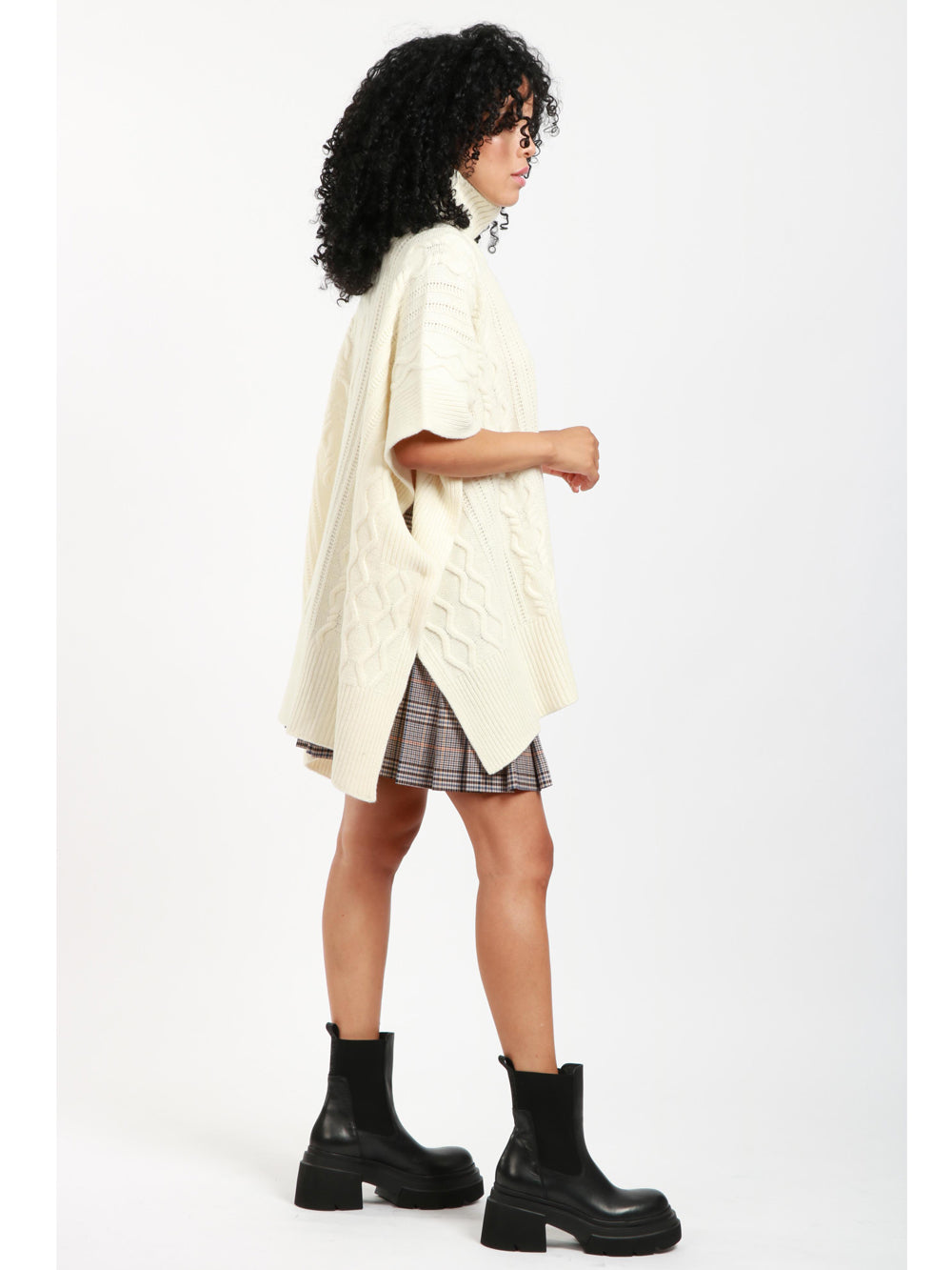 Poncho in Lana Panna con Trecce e Logo D