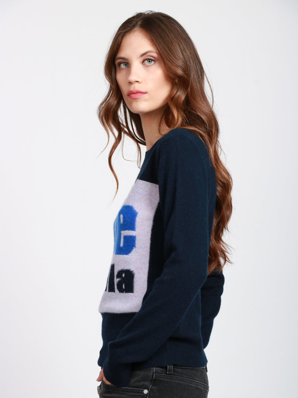 ABSOLUT CASHMERE Maglia Giada in Cashmere Blu Notte con Scritta Che Bella Blu+lilla