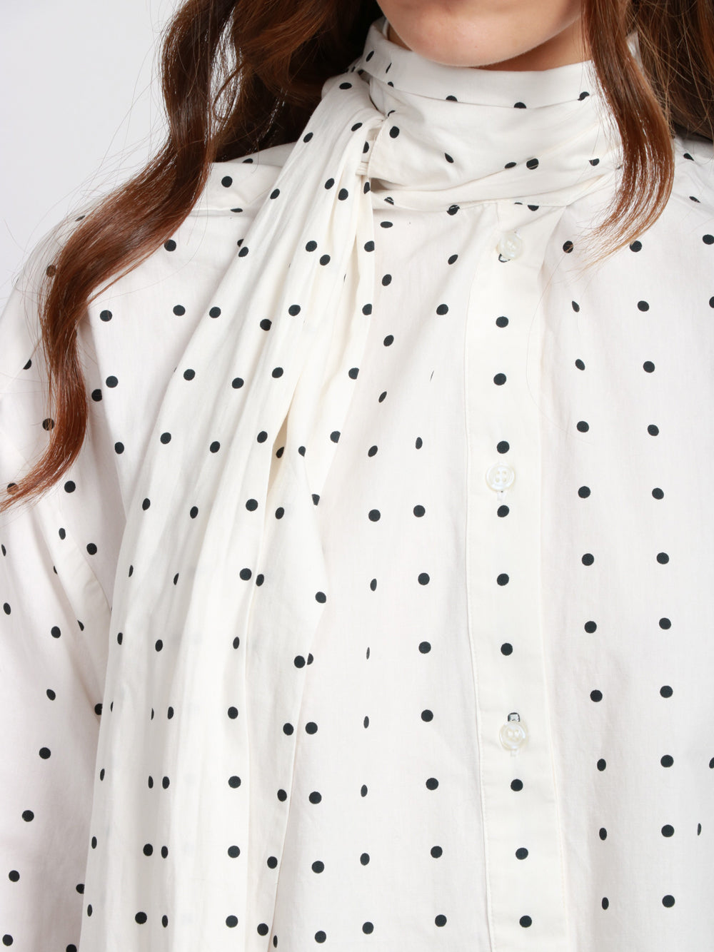 ESSENTIEL ANTWERP Camicia Imoverit Over in Cotone Bianca a Pois con Fiocco Bianco/nero