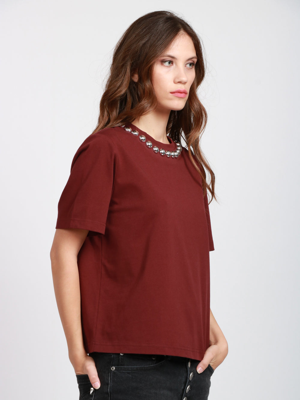 ESSENTIEL ANTWERP T-Shirt Intenso Girocollo in Cotone Bordeaux con Borchie Bordeaux