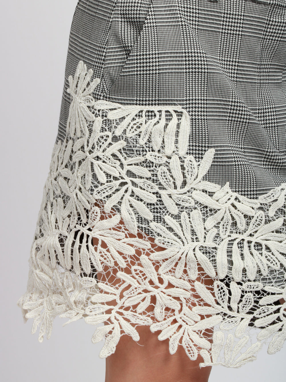 ESSENTIEL ANTWERP Minigonna Interior in Principe di Galles Grigia con Pizzo Grigio/nero/bianco