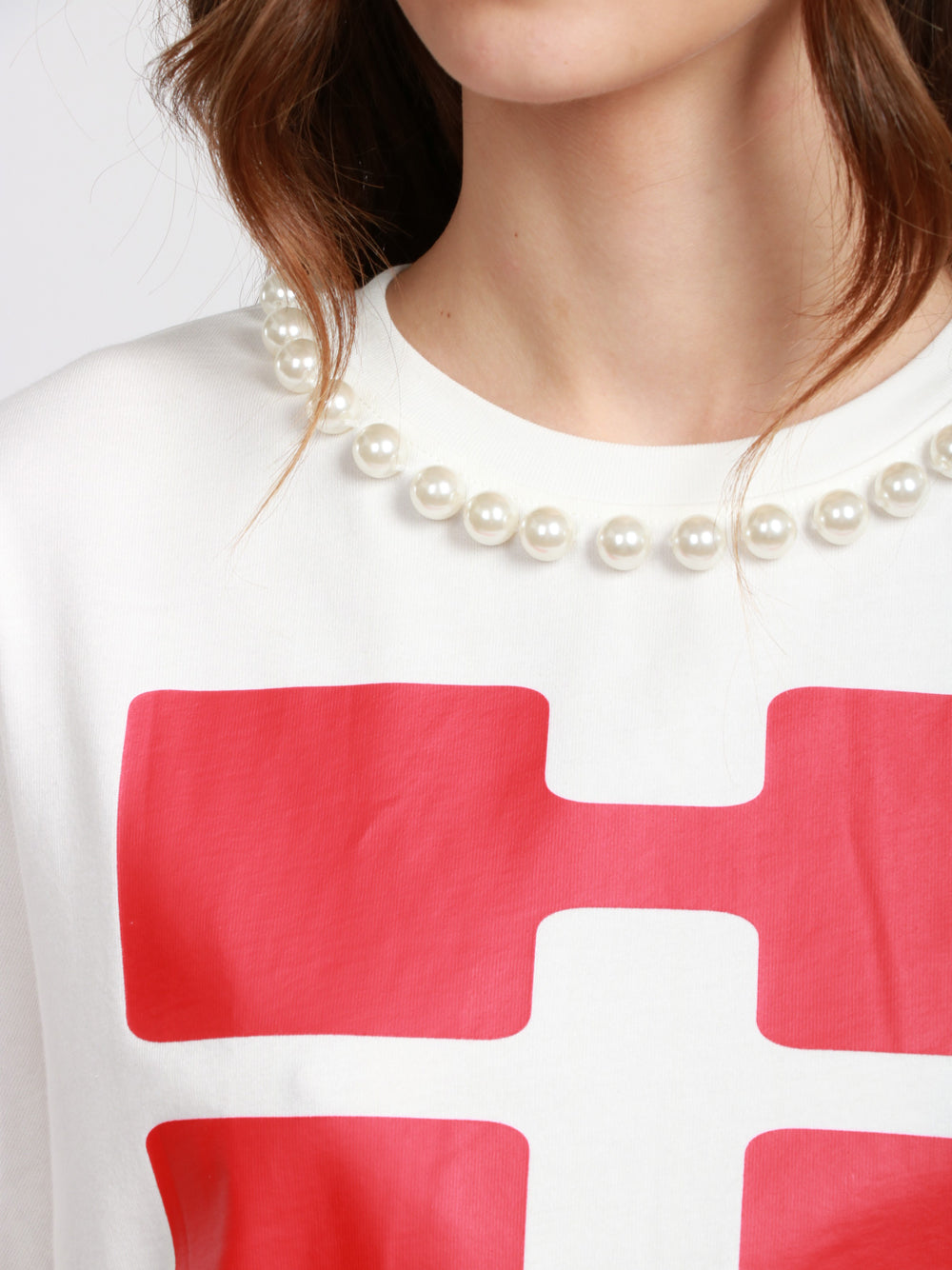 ESSENTIEL ANTWERP T-Shirt Isos Girocollo in Cotone Bianca e Rossa con Perle Bianco/rosso