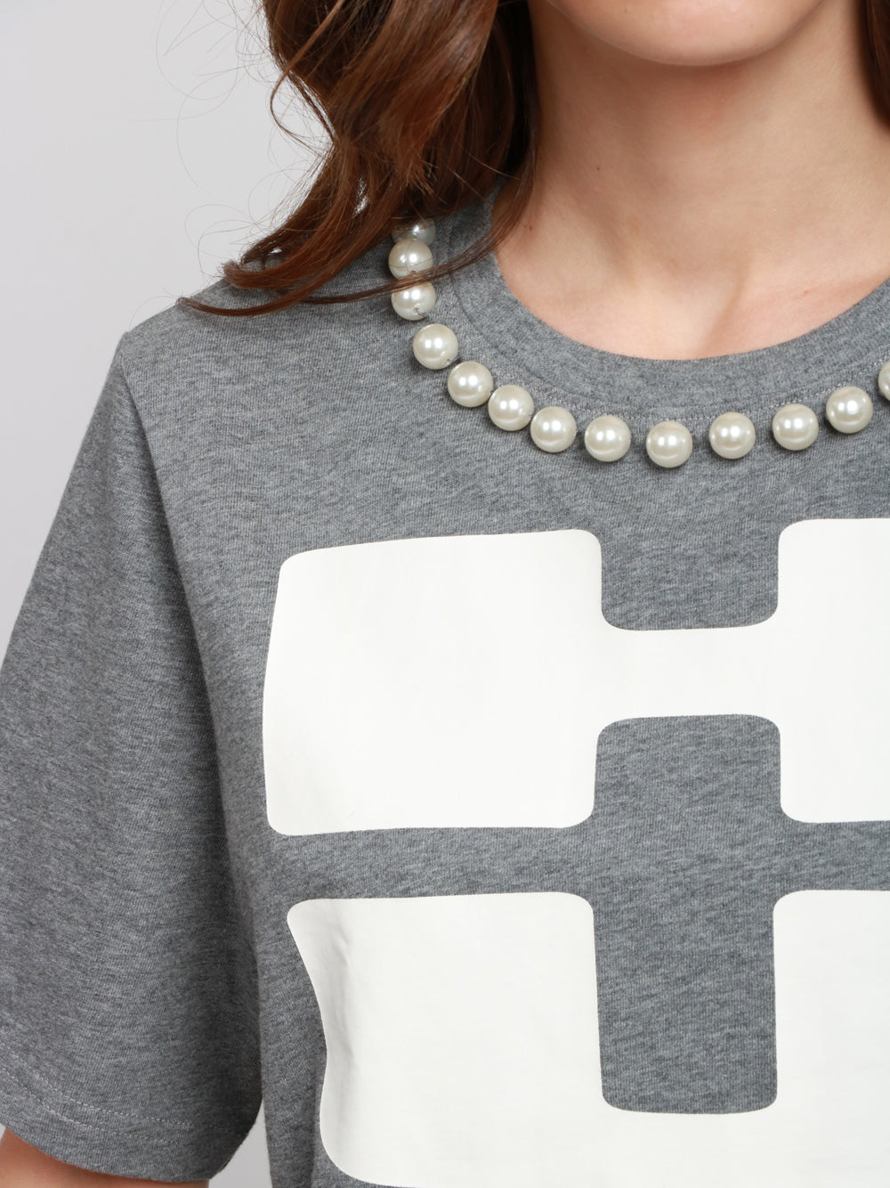 ESSENTIEL ANTWERP T-Shirt Isos Girocollo in Cotone Grigia e Bianca con Perle Grigio/bianco
