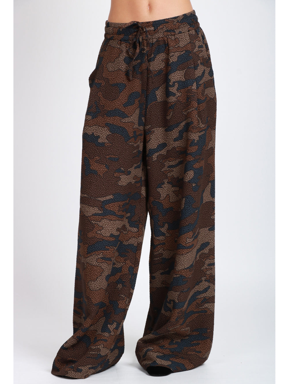 ESSENTIEL ANTWERP Pantaloni Itchy Palazzo Camouflage Verdi Militare Camouflage