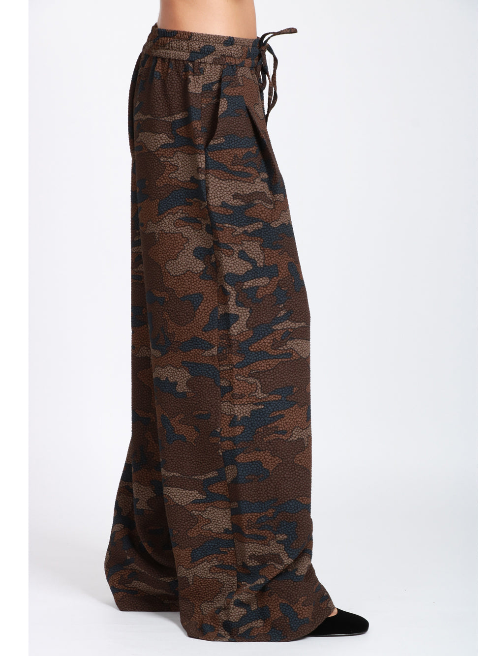 ESSENTIEL ANTWERP Pantaloni Itchy Palazzo Camouflage Verdi Militare Camouflage