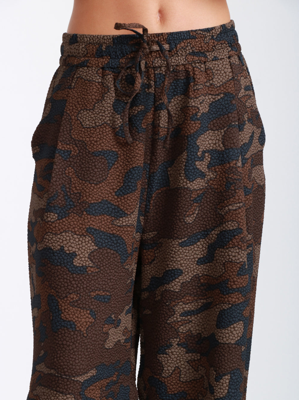 ESSENTIEL ANTWERP Pantaloni Itchy Palazzo Camouflage Verdi Militare Camouflage