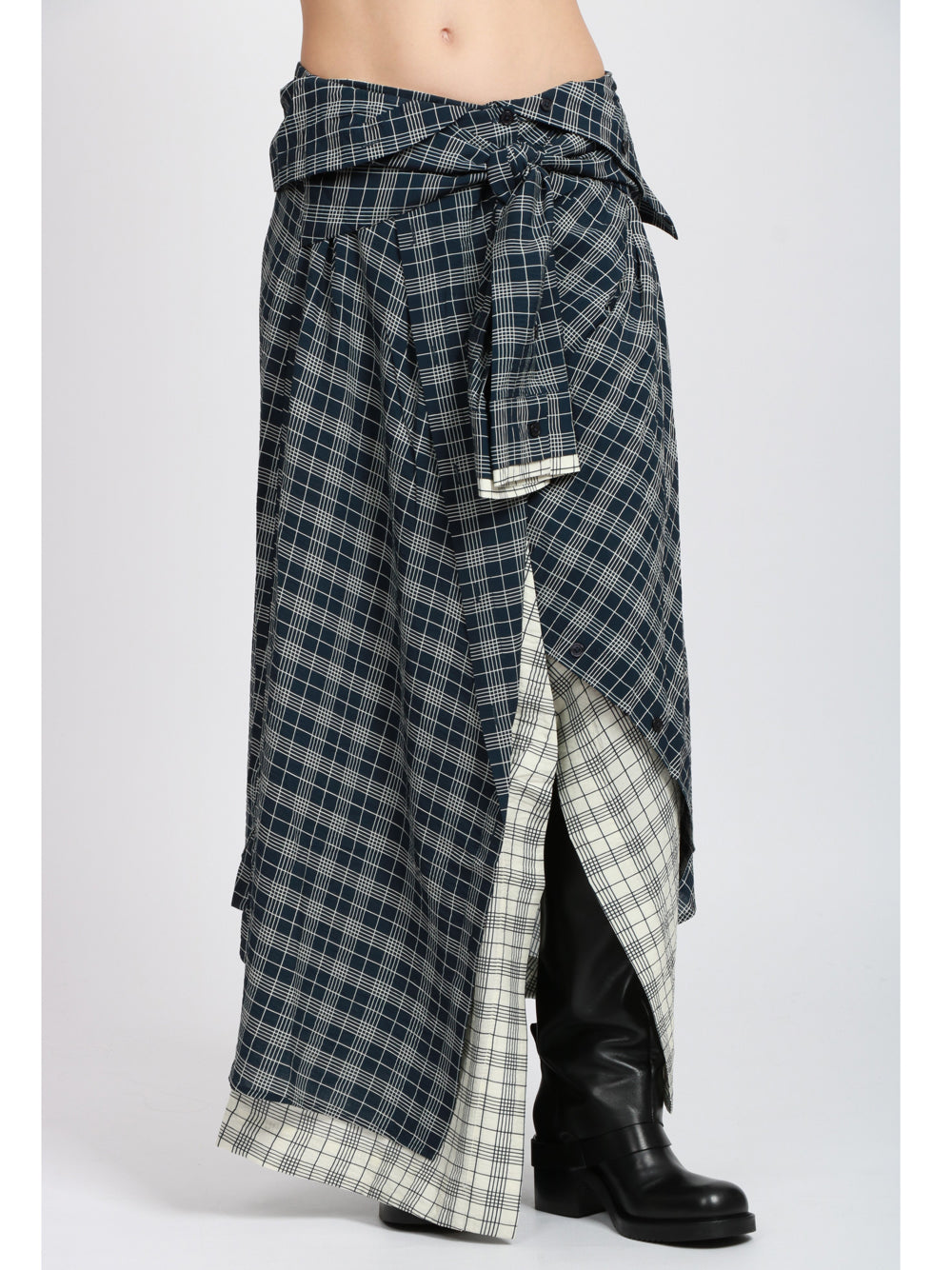 ESSENTIEL ANTWERP Gonna Ixchel Asimmetrica in Check Blu e Bianca con Maniche di Camicia Blu/avorio