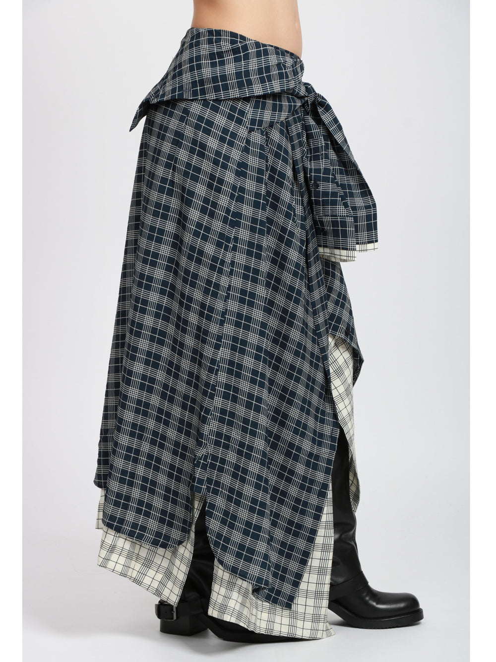 ESSENTIEL ANTWERP Gonna Ixchel Asimmetrica in Check Blu e Bianca con Maniche di Camicia Blu/avorio