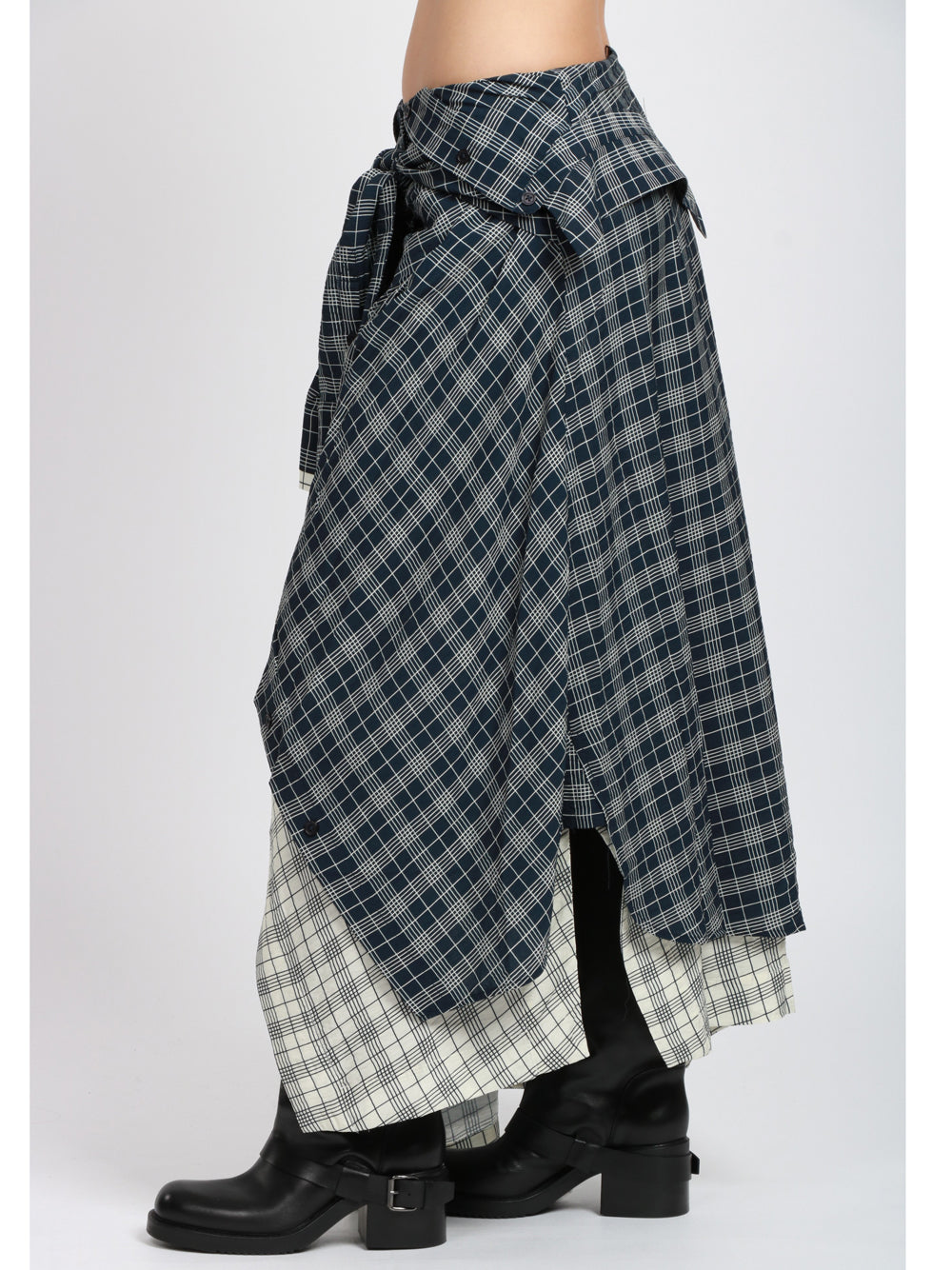 ESSENTIEL ANTWERP Gonna Ixchel Asimmetrica in Check Blu e Bianca con Maniche di Camicia Blu/avorio