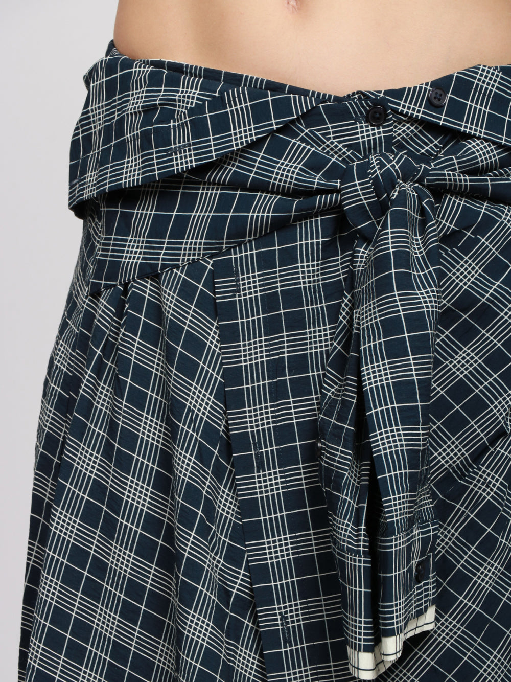 ESSENTIEL ANTWERP Gonna Ixchel Asimmetrica in Check Blu e Bianca con Maniche di Camicia Blu/avorio