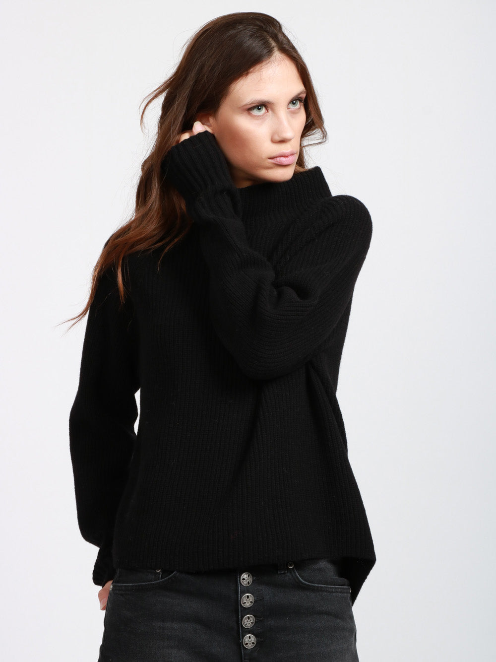 FLOOR Maglia a Costine in Lana Merino Nera con Collo a Cratere Nero