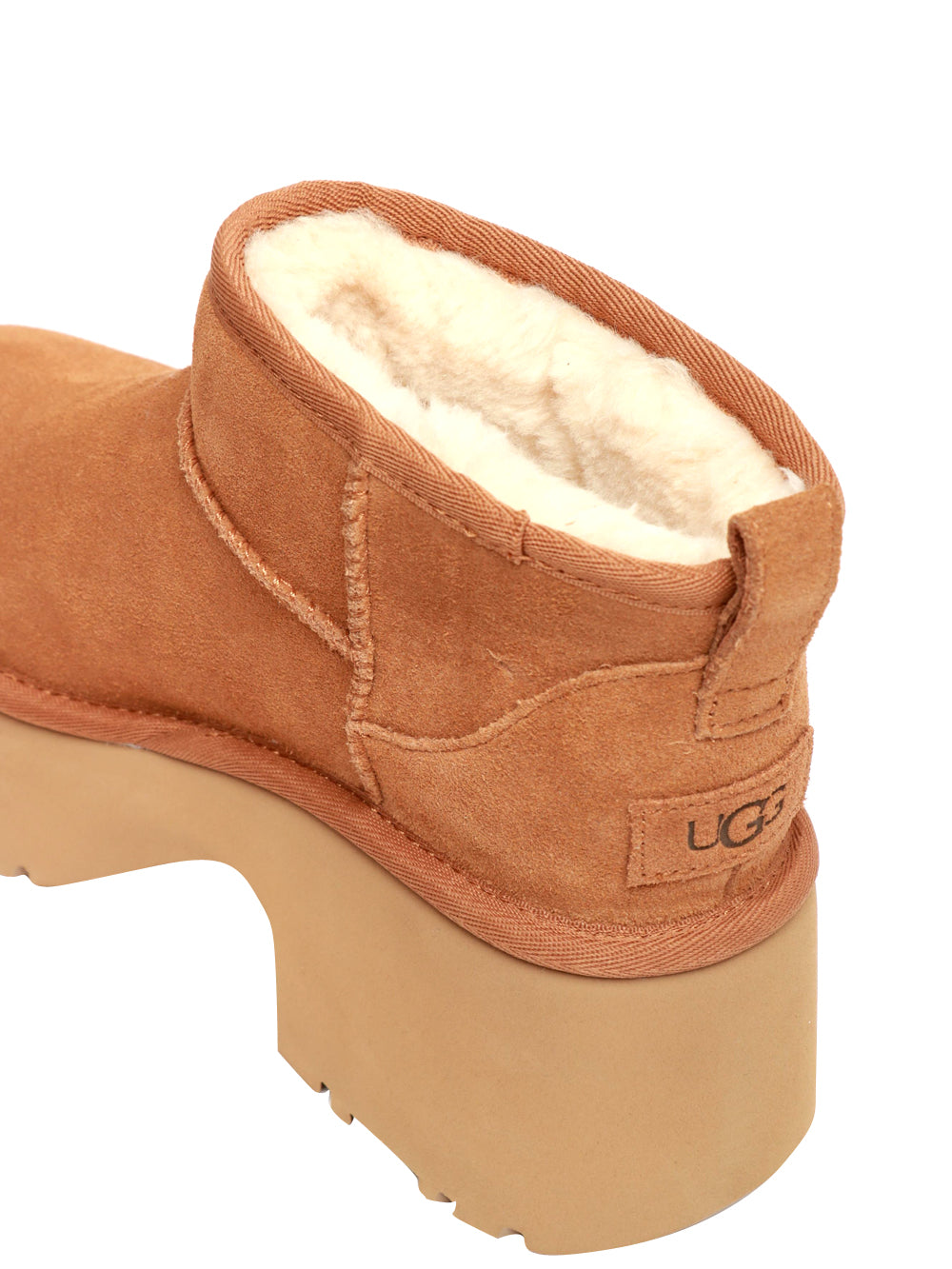 UGG Stivali Ultra Mini New Heights in Suede Cammello con Imbottitura in Lana Nocciola