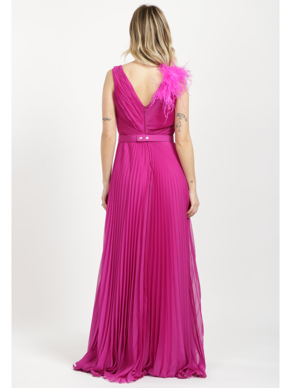 Abito Delilah Lungo Plissé Fucsia con Piume e Cintura