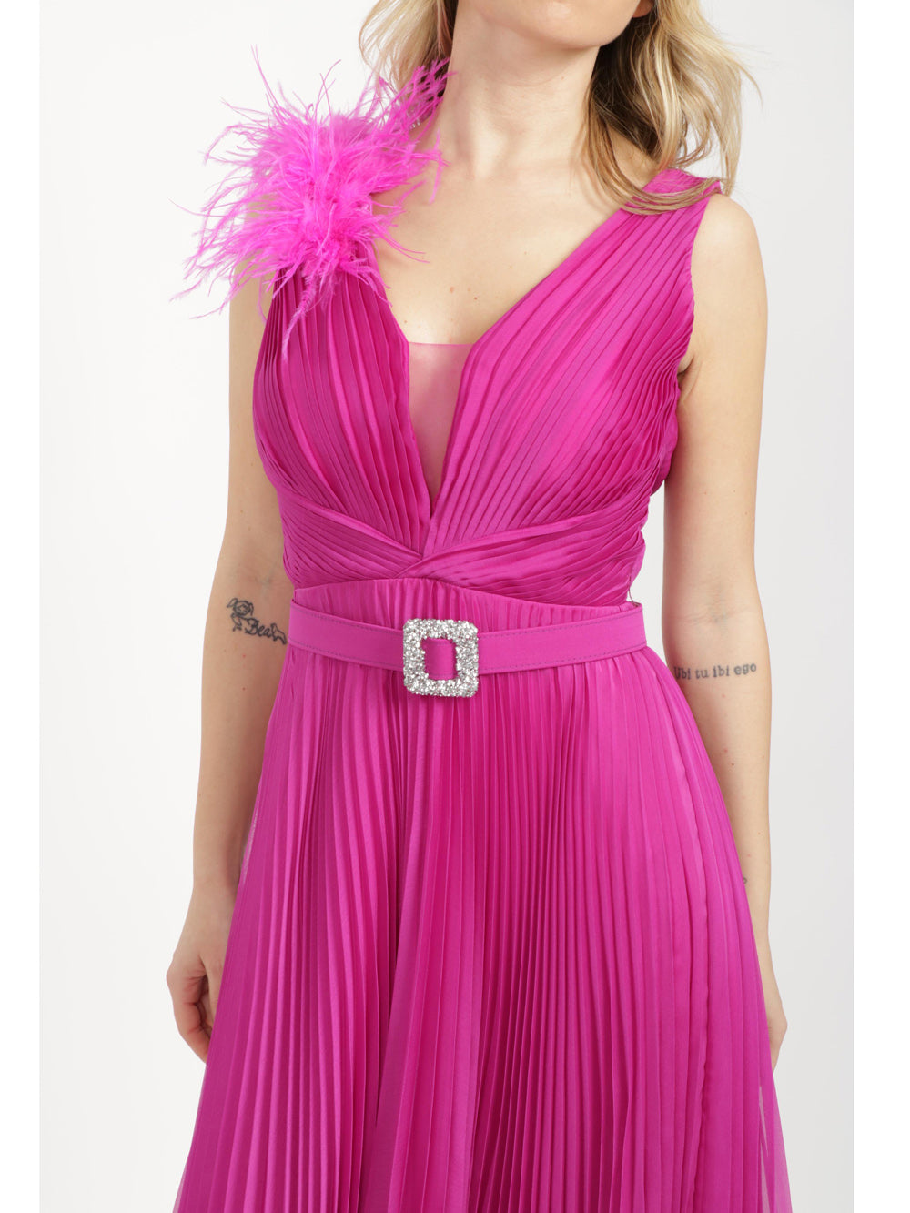 Abito Delilah Lungo Plissé Fucsia con Piume e Cintura