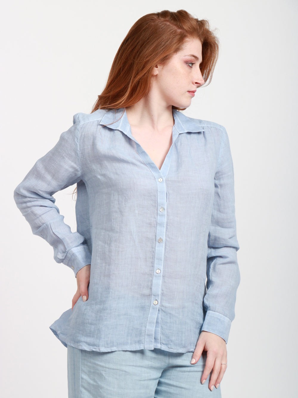 120% Lino Camicia in lino a maniche lunghe con scollo a V celeste. Celeste