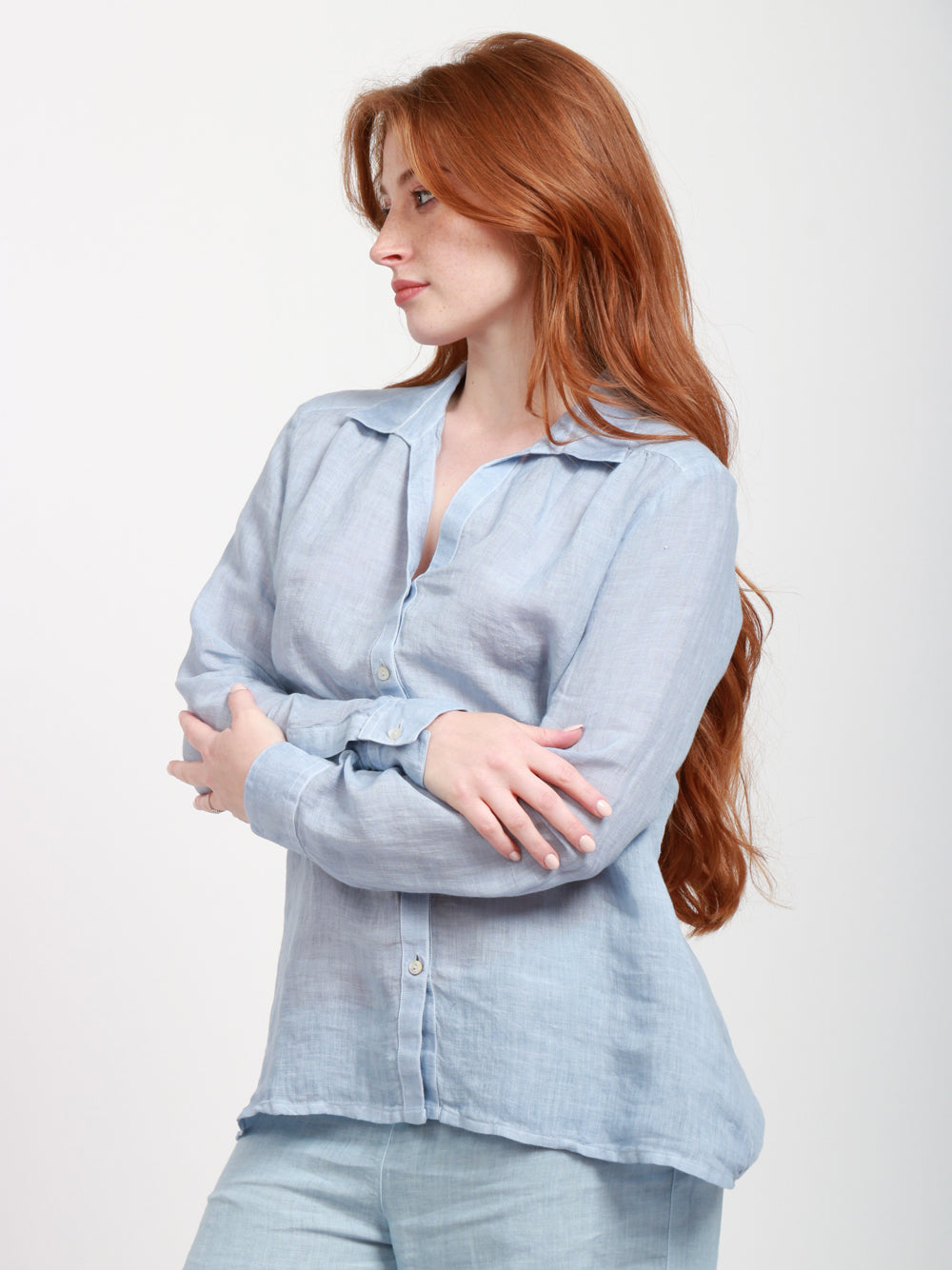 120% Lino Camicia in lino a maniche lunghe con scollo a V celeste. Celeste