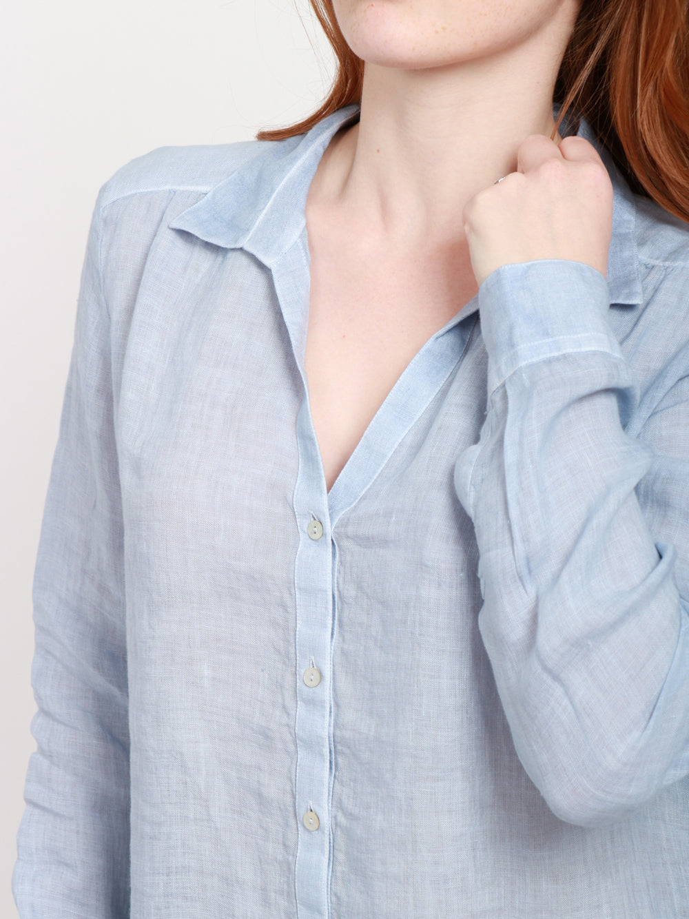 120% Lino Camicia in lino a maniche lunghe con scollo a V celeste. Celeste