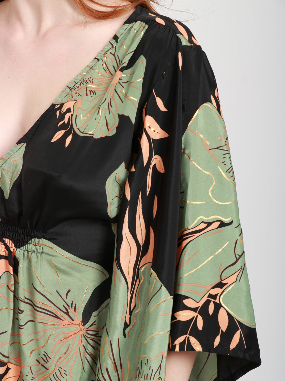 CHACHA Vestito Corto in Seta con Fantasia Floreale Nero e Verde Nero Verde