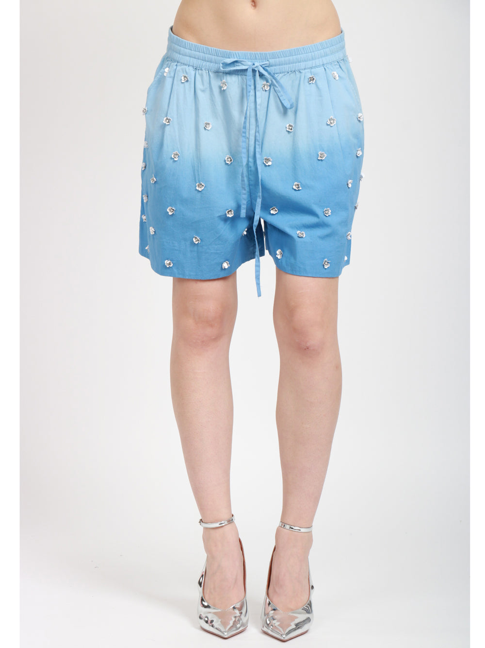 ESSENTIEL ANTWERP Shorts in Cotone Degradé Celeste con Fiori di Paillettes Celeste