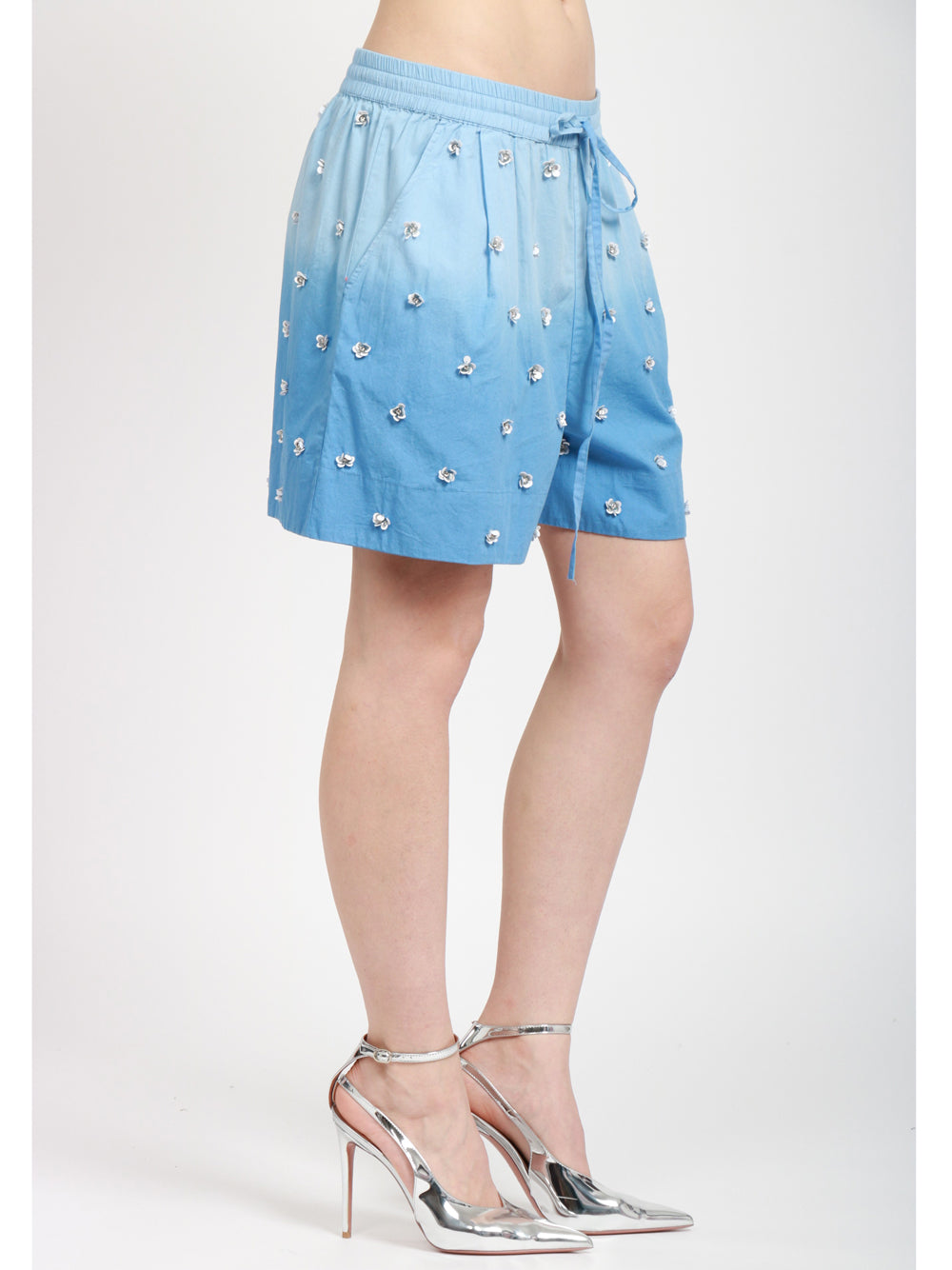 ESSENTIEL ANTWERP Shorts in Cotone Degradé Celeste con Fiori di Paillettes Celeste