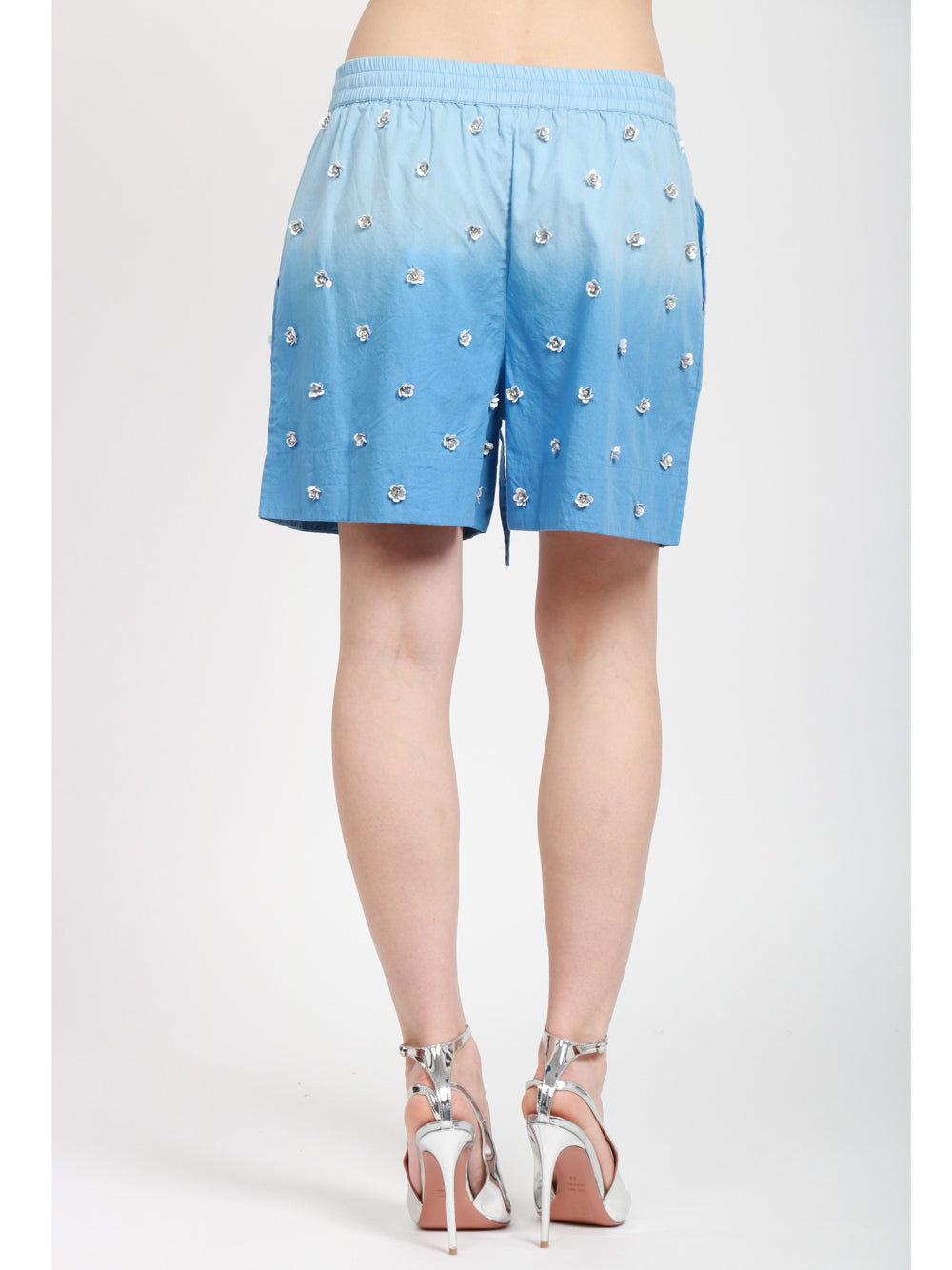 ESSENTIEL ANTWERP Shorts in Cotone Degradé Celeste con Fiori di Paillettes Celeste