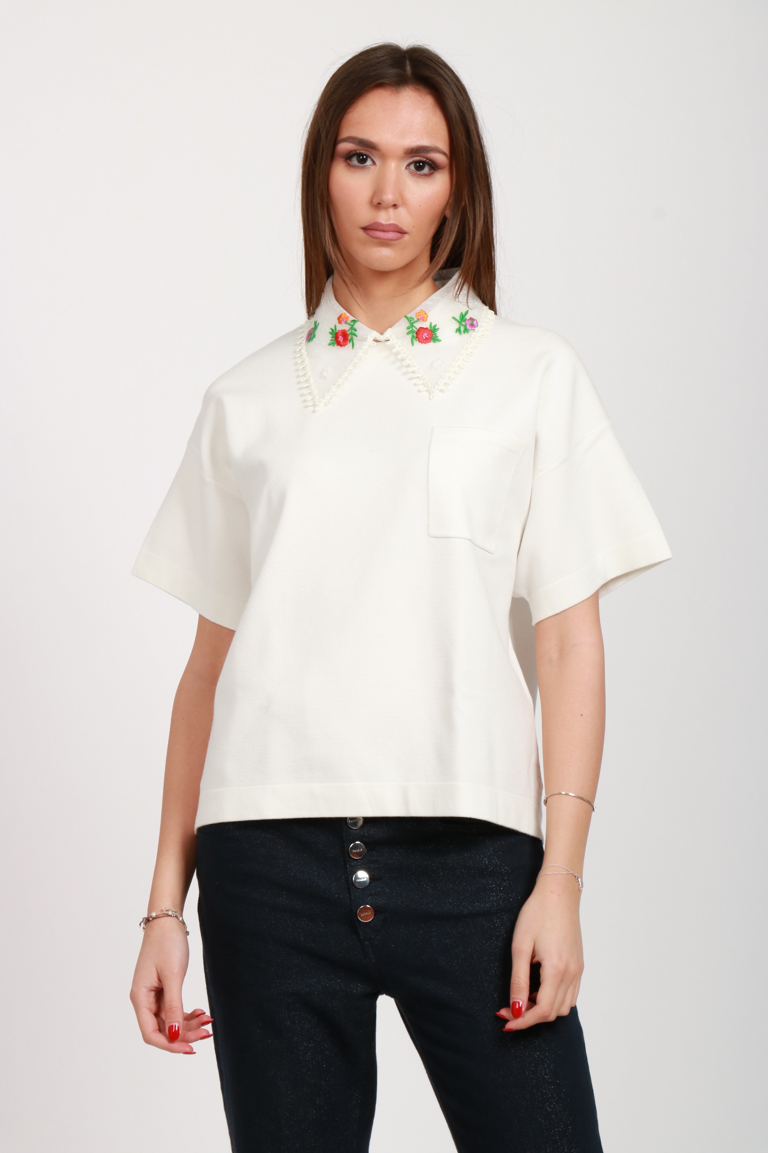 T-Shirt Hideal Polo Bianca con Collo in Tulle Ricamato