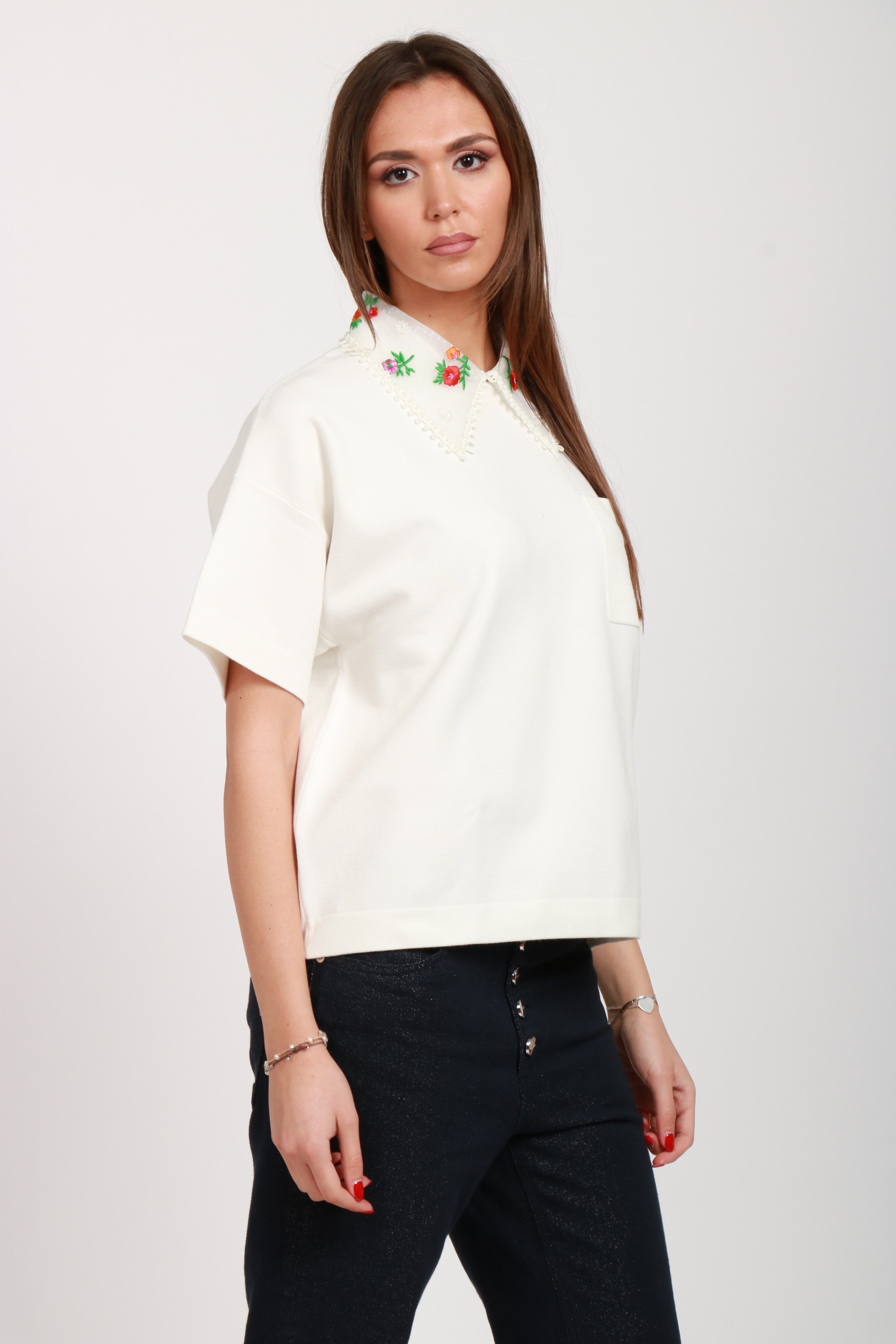 T-Shirt Hideal Polo Bianca con Collo in Tulle Ricamato