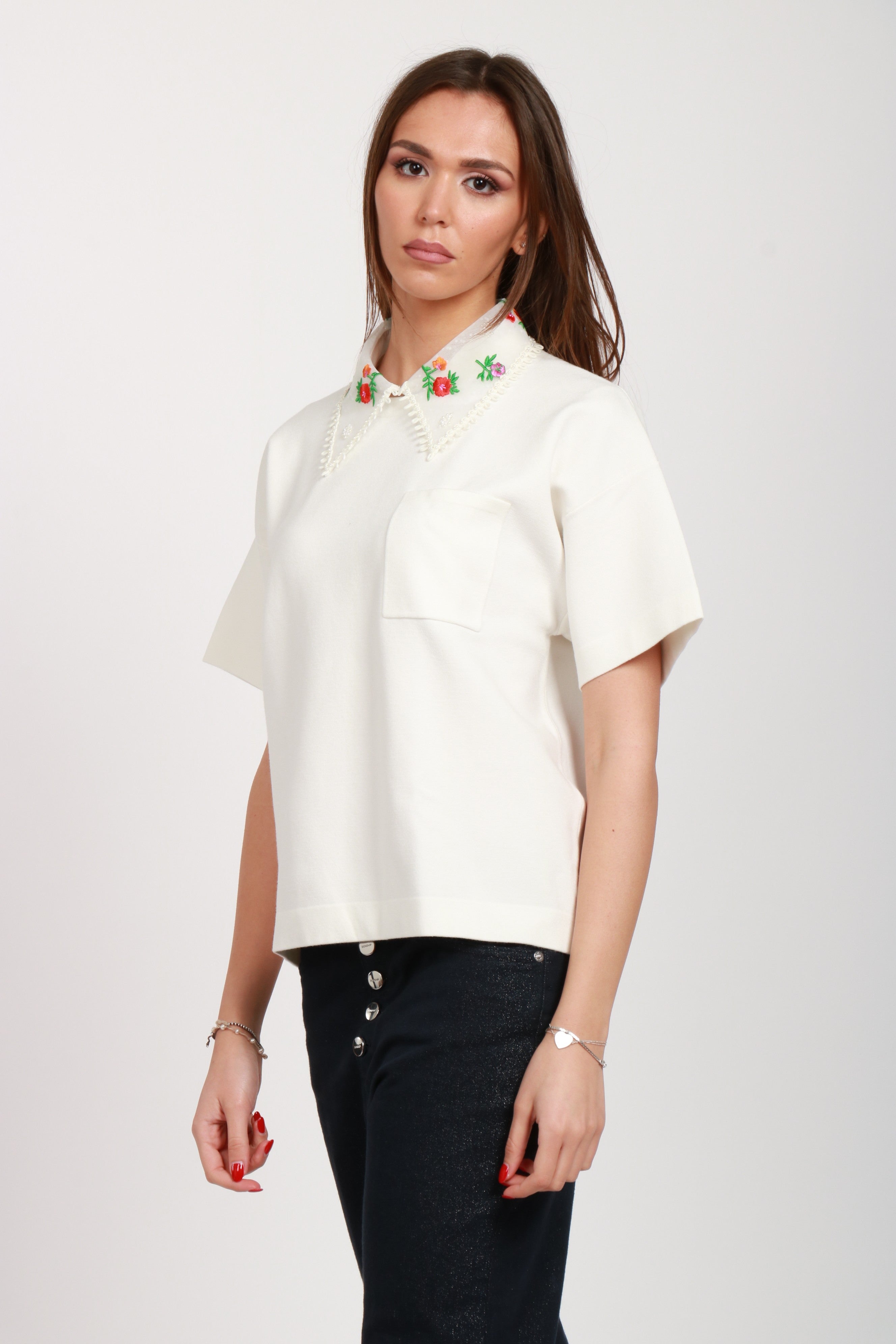 T-Shirt Hideal Polo Bianca con Collo in Tulle Ricamato