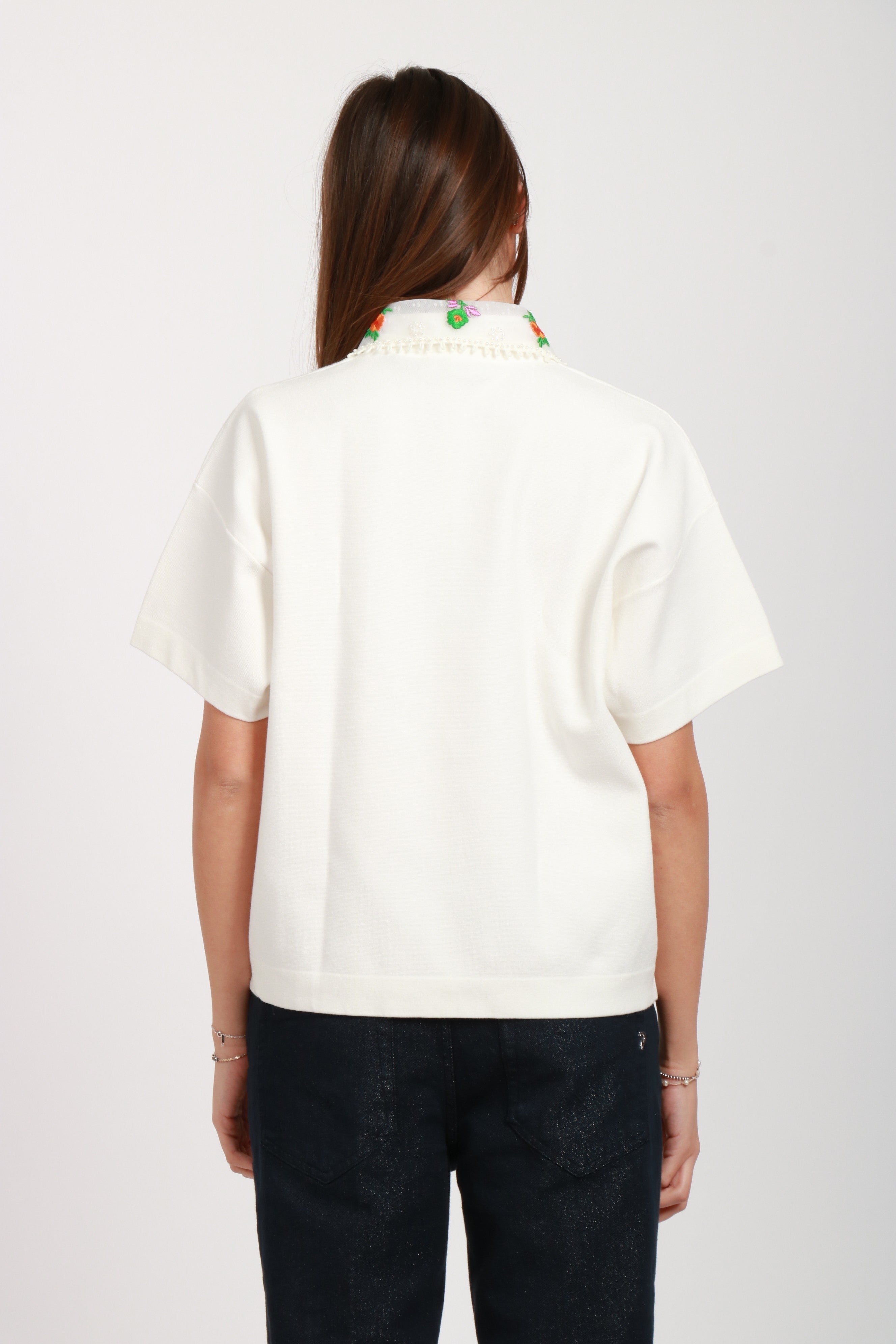 T-Shirt Hideal Polo Bianca con Collo in Tulle Ricamato