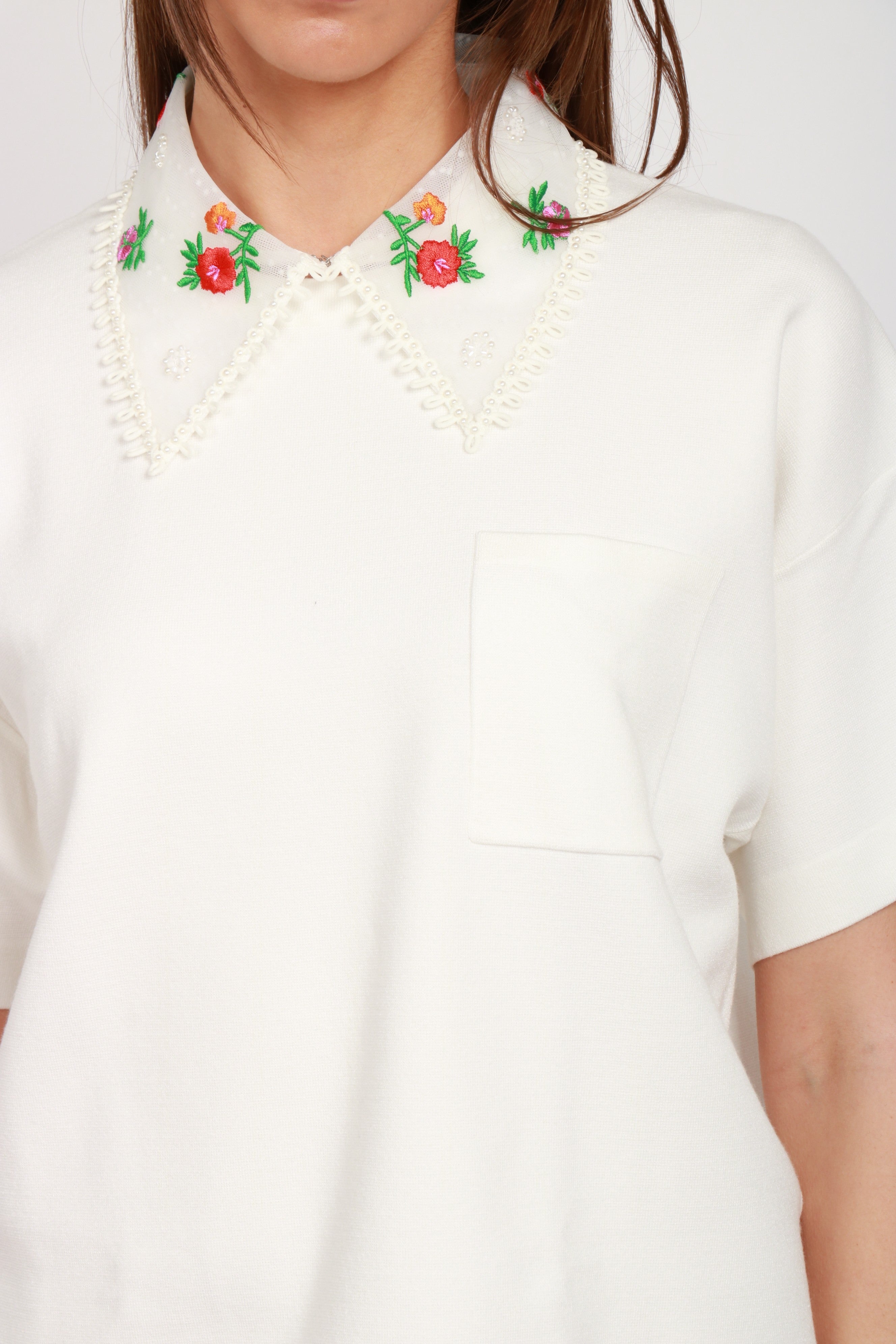 T-Shirt Hideal Polo Bianca con Collo in Tulle Ricamato
