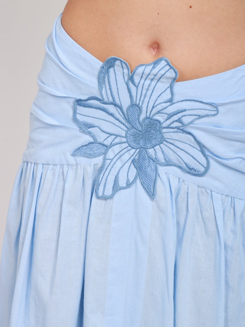 LAVI GONNA ORCHID LUNGA IN MISTO COTONE CELESTE CON FIORE Cielo