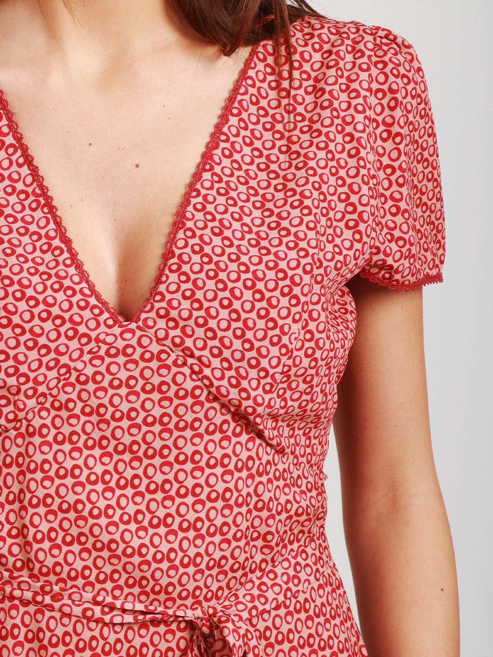 MERCI Blusa a Fantasia Cipria e Rossa con Scollo a V Cipria/rosso