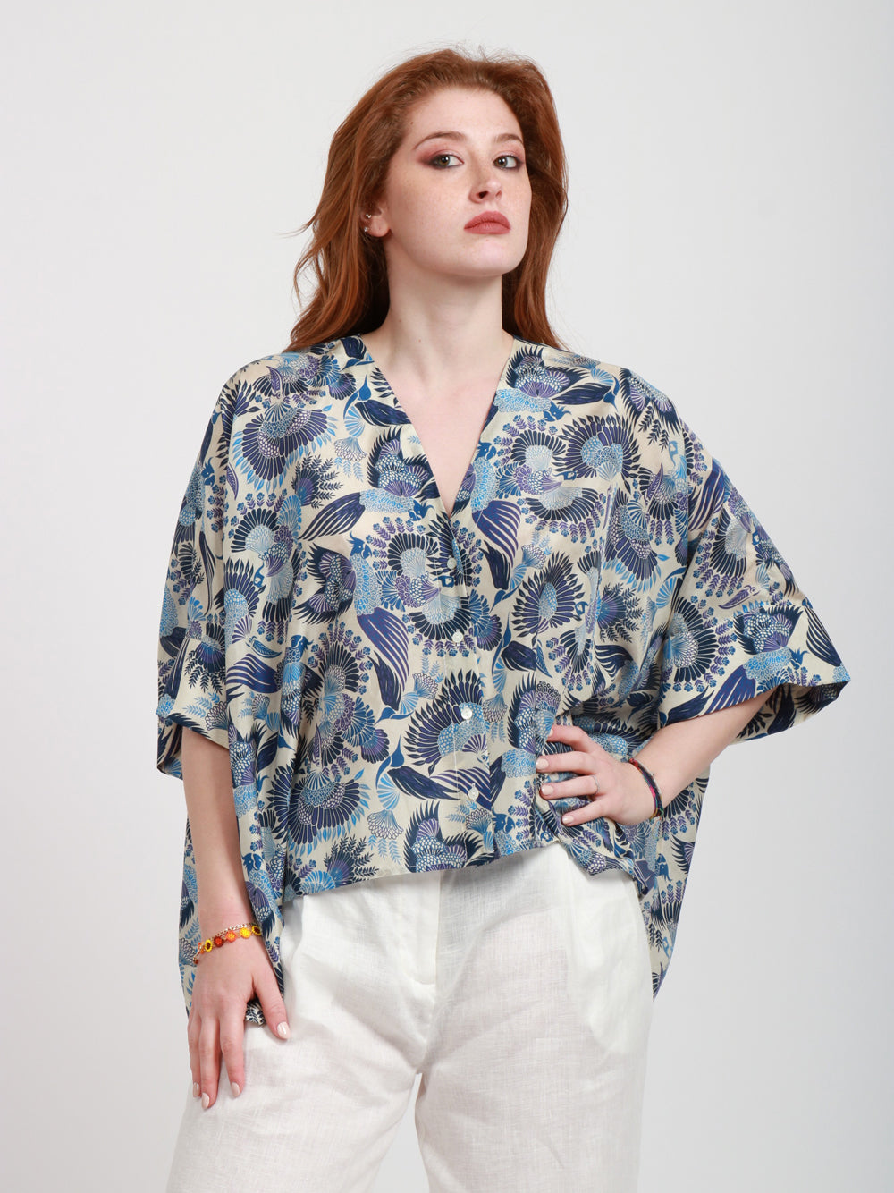 MOMONÌ Poncho in Seta Blu e Avorio con Fantasia Blu+color