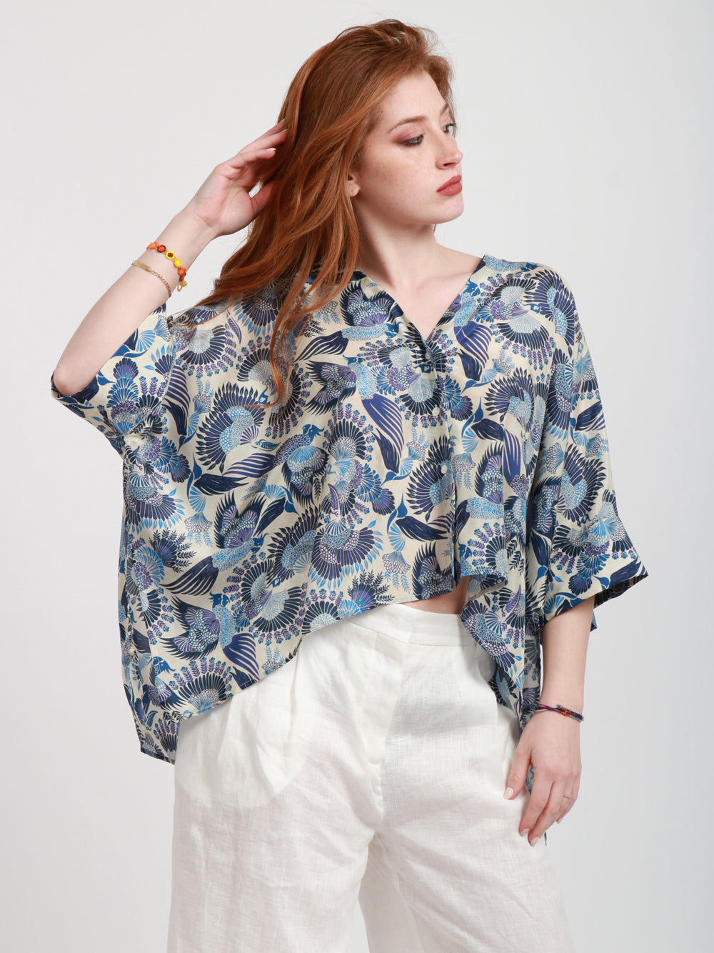 MOMONÌ Poncho in Seta Blu e Avorio con Fantasia Blu+color