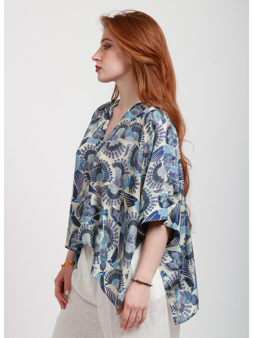MOMONÌ Poncho in Seta Blu e Avorio con Fantasia Blu+color