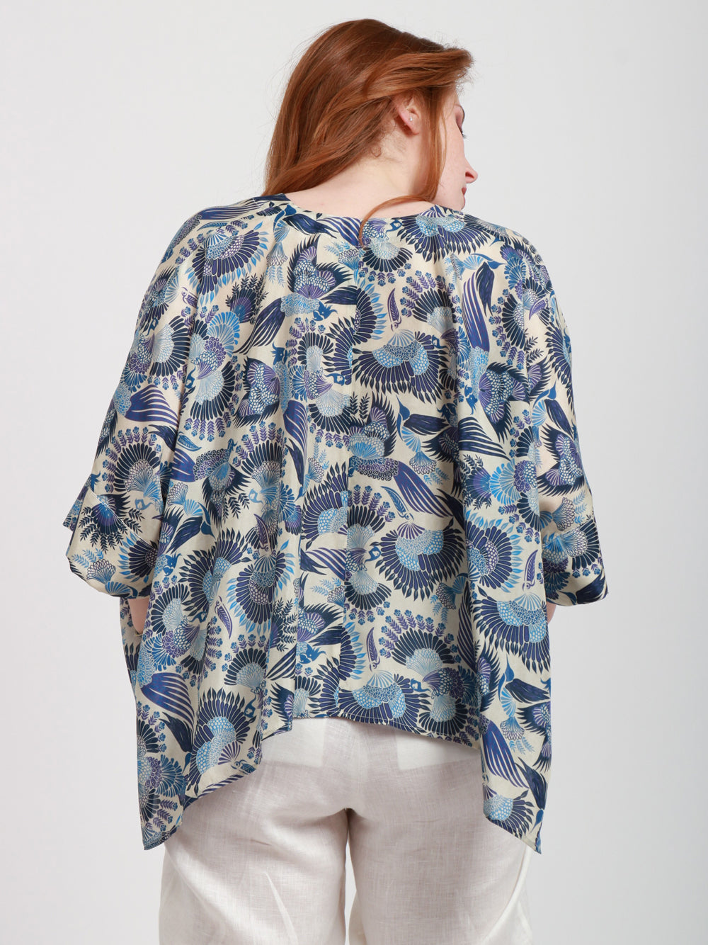 MOMONÌ Poncho in Seta Blu e Avorio con Fantasia Blu+color