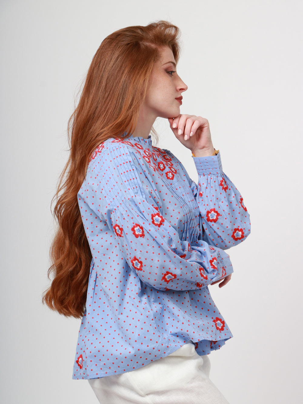 Nimo With Love Blusa in Cotone Celeste con Fiori Ricamati Rossi Indaco/rosso