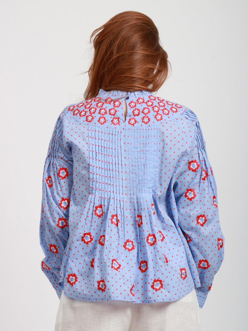 Nimo With Love Blusa in Cotone Celeste con Fiori Ricamati Rossi Indaco/rosso
