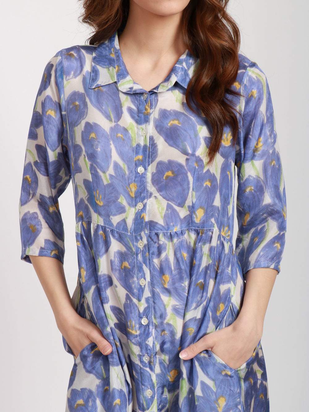 XIWIKJ VESTITO CECILIA CHEMISIER IN SETA CON FANTASIA FLOREALE Indaco/bianco