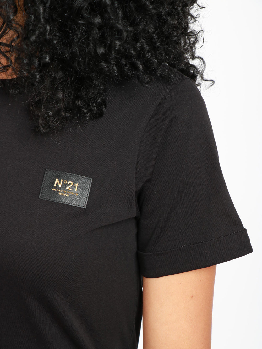 N°21 T-Shirt Girocollo in Cotone Nera con Etichetta con Logo Nero